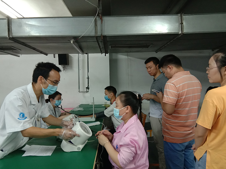 精密公司为员工做定期体检 为员工健康护航
