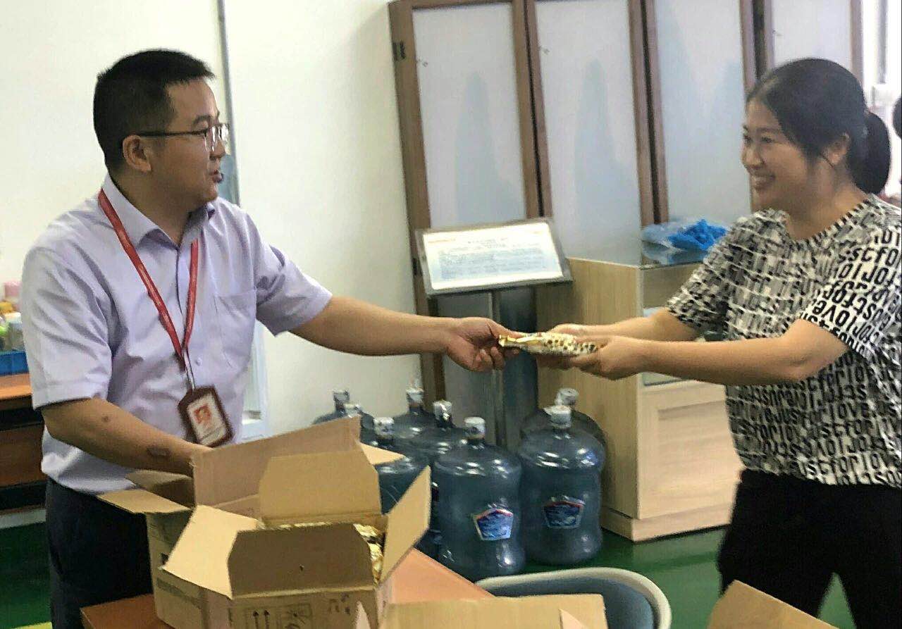 激光公司组织开展“高温送清凉”活动