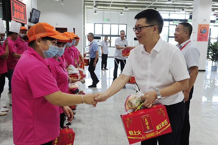 高温慰问到一线，心系职工送清凉