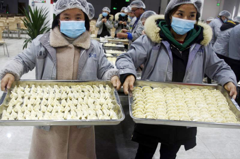 冬至包饺子，寒冬送温馨