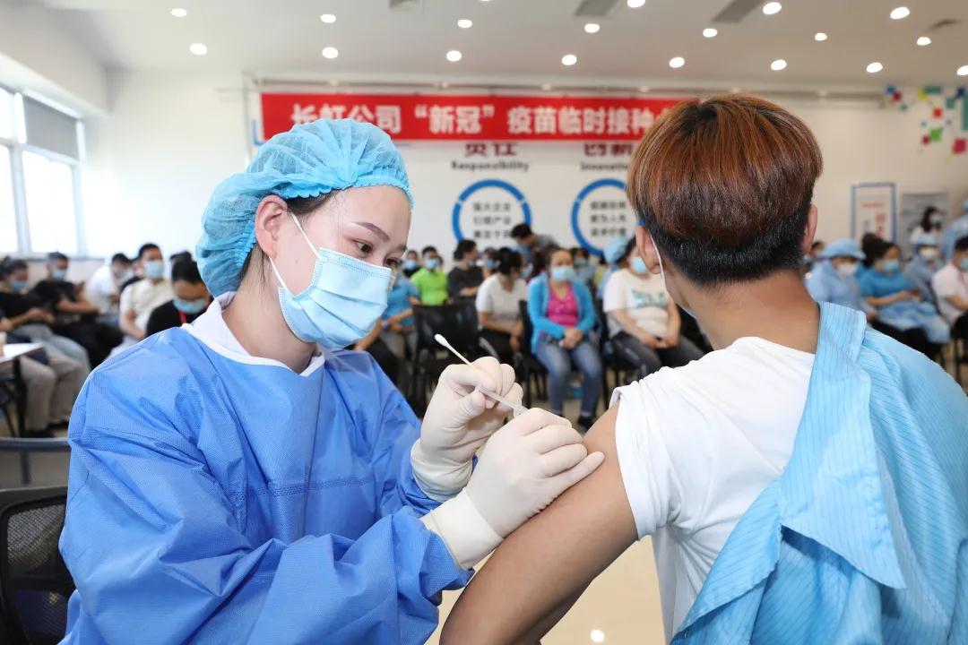 为职工，办实事！长虹职工团体接种新冠疫苗。