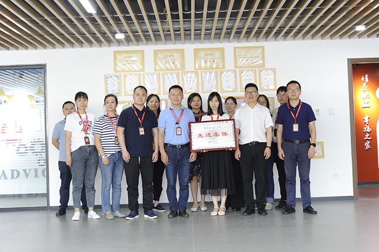 控股集团工会主席邬江为获市总表彰的分工会授牌
