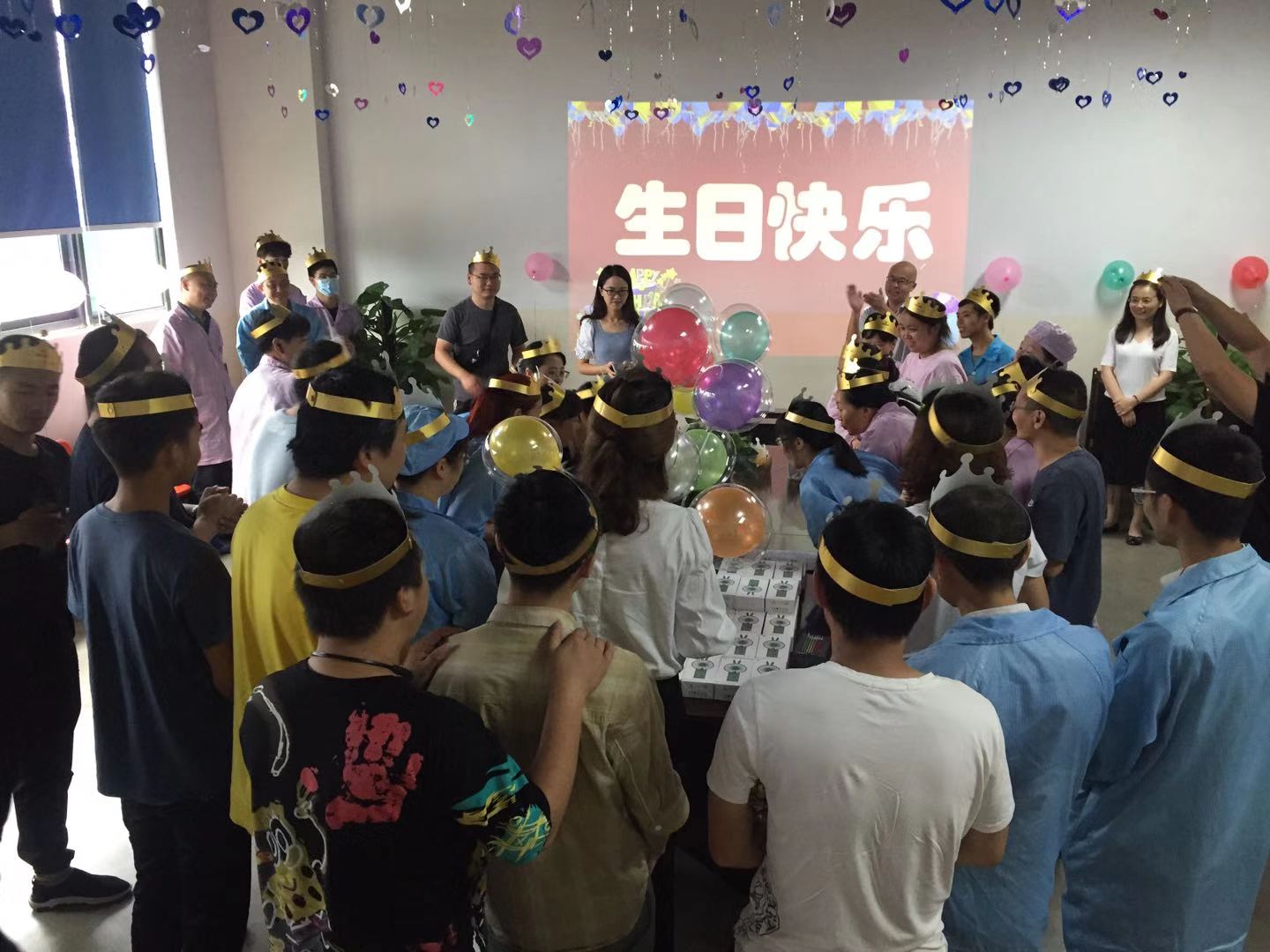 以人为本 集体生日同祝贺 浓浓温情暖人心