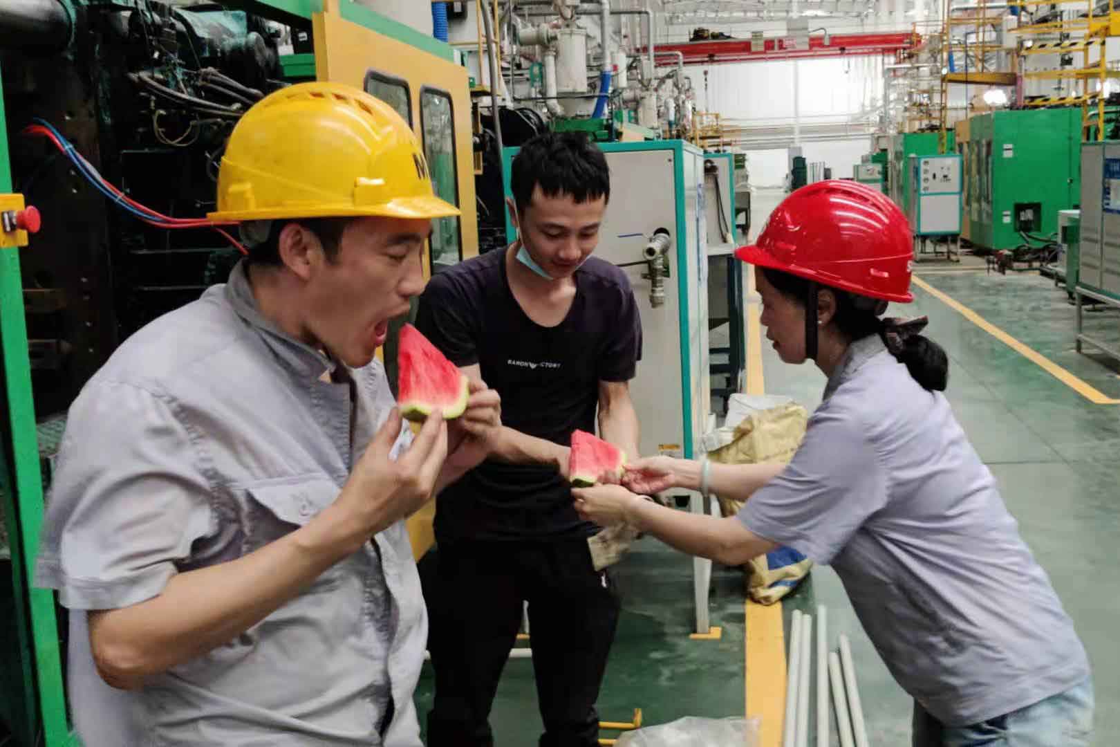 高温慰问，小小西瓜送清凉