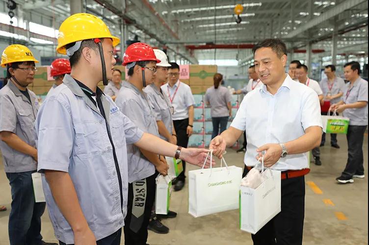 市总工会陈仕明副主席一行赴长虹开展 “送清凉”慰问活动