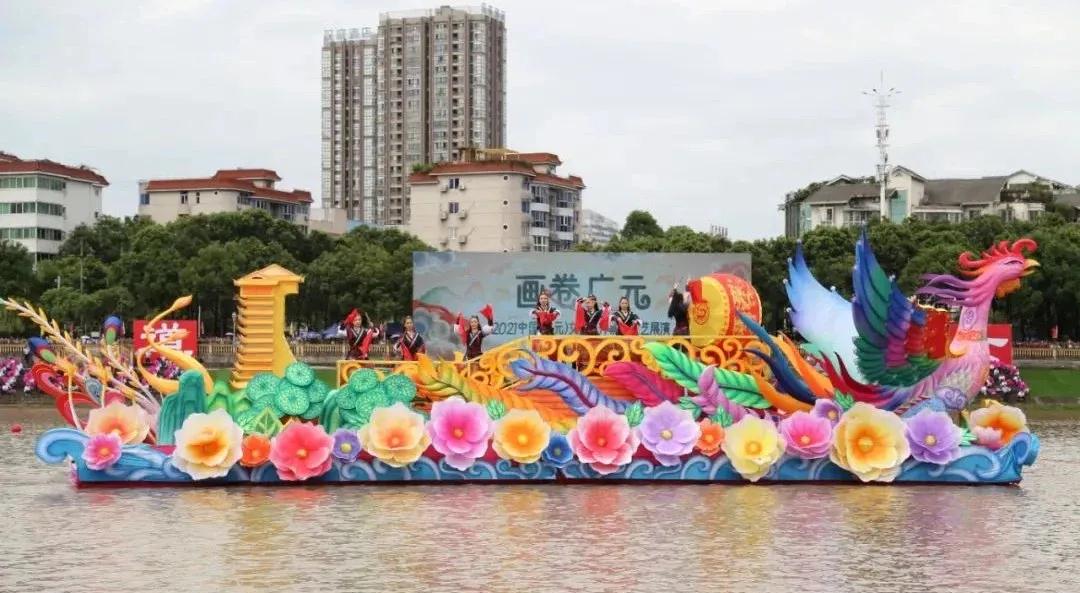 利州畔，女儿美，风景如画共赏佳节。职工聚，共迈进，团结一致奋发有为