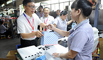深入一线送清凉 丝丝关爱润人心~长虹控股集团工会送清凉活动