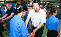省总工会党组书记、副主席宋开慧在长虹慰问一线职工“送清凉”