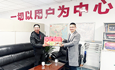 长虹股份公司总经理杨金到公司慰问国家级技能大师工作室领衔人何金华